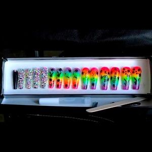 Press nails, los precios son dependiendo del tamaño y decoración.